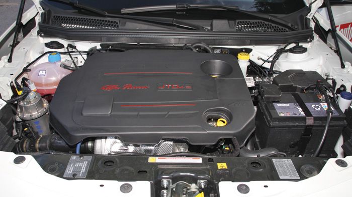 Πλούσια τα αποθέματα ροπής του 1,6 JTDM-2 κινητήρα, ο οποίος προσφέρει γρήγορες επιδόσεις και παράλληλα, διατηρεί χαμηλά την κατανάλωση καυσίμου.